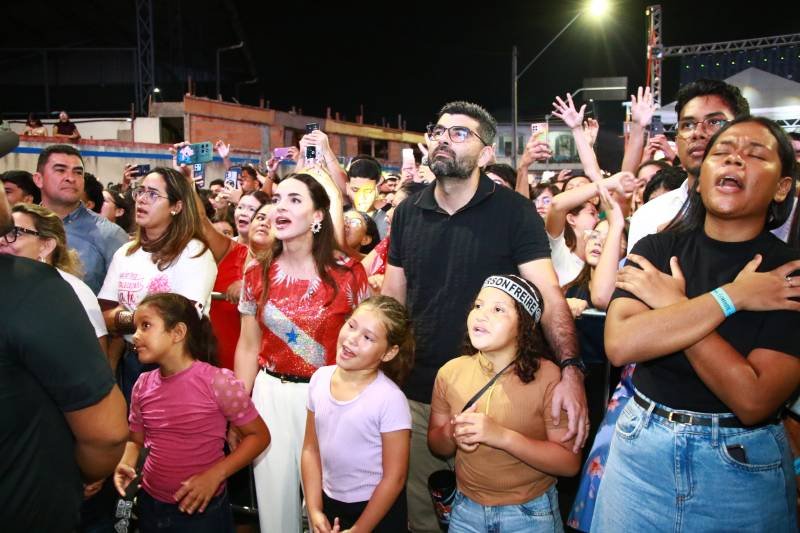 Prefeito Dr. Daniel Santos e a deputada federal Dra. Alessandra Haber, em momento de louvor com o público.